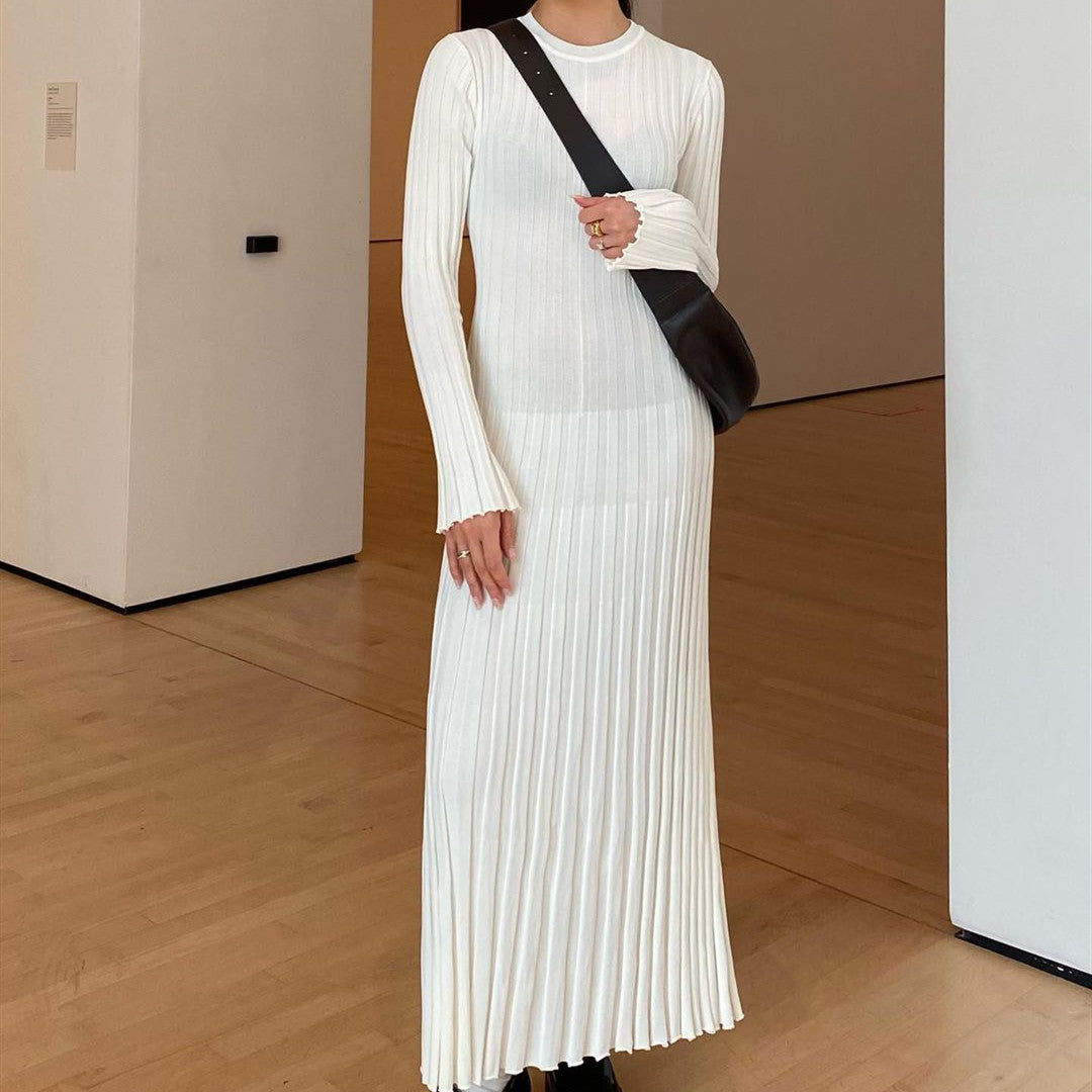 Robe tricotée cintrée à la taille et col rond