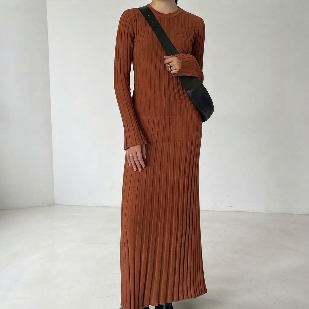 Robe tricotée cintrée à la taille et col rond