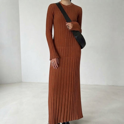 Robe tricotée cintrée à la taille et col rond