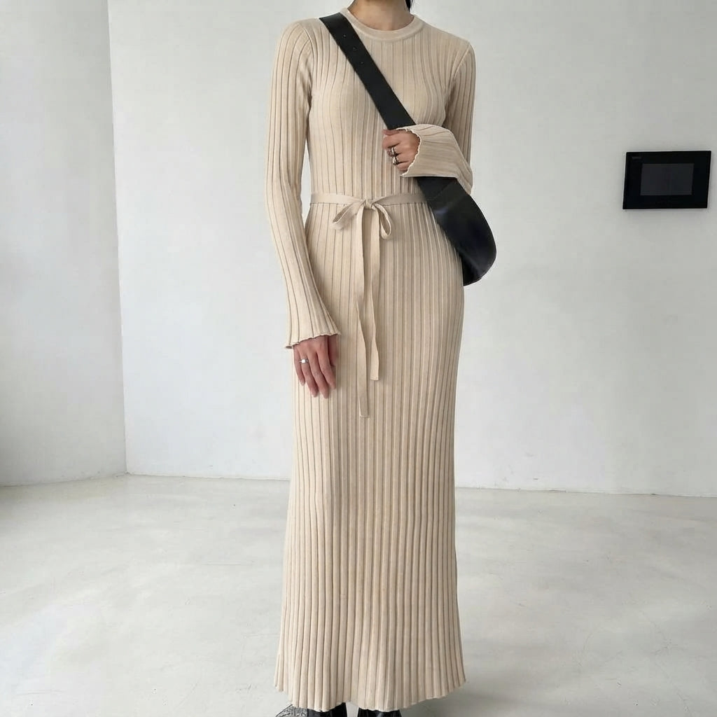 Robe tricotée cintrée à la taille et col rond