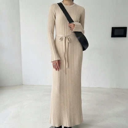 Robe tricotée cintrée à la taille et col rond