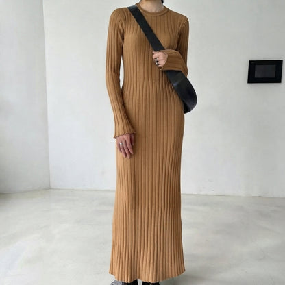 Robe tricotée cintrée à la taille et col rond
