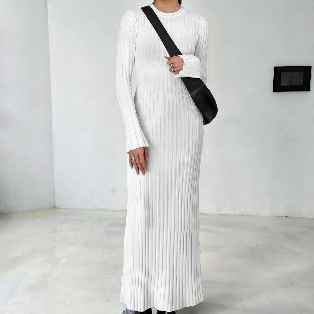 Robe tricotée cintrée à la taille et col rond