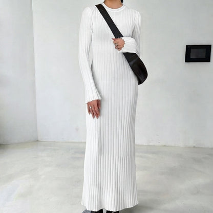 Robe tricotée cintrée à la taille et col rond