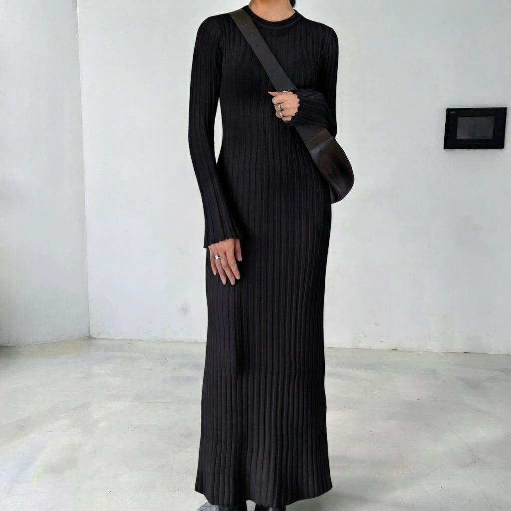 Robe tricotée cintrée à la taille et col rond