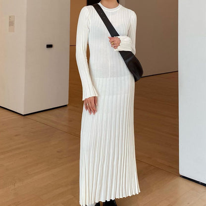 Robe tricotée cintrée à la taille et col rond